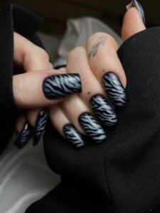czarne paznokcie z wzorkami