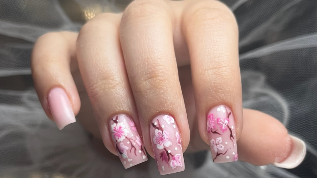 Manicure hybrydowy a przedłużanie żelowe