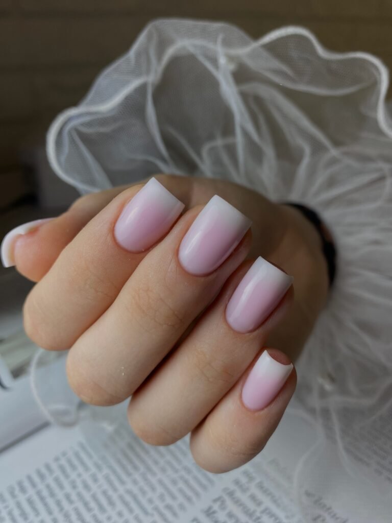 Wybór między przedłużeniem żelowym a manicure hybrydowym