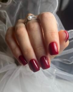 Manicure hybrydowy w odcieniu głębokiego bordo z jesiennym wzorem – inspiracja paznokciowa prosto z Krakowa.