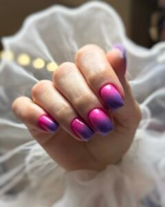 Letni manicure hybrydowy ombre – stylowe paznokcie z efektem przejścia kolorów, wykonane w Krakowie.