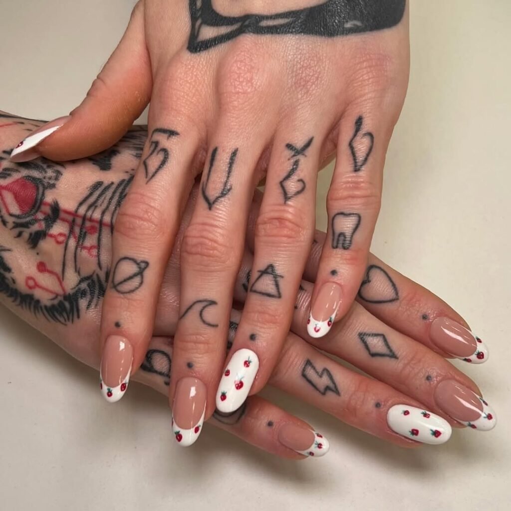 Tatuaże tymczasowe na dłoniach z manicure hybrydowym