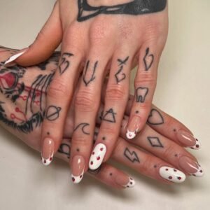 Tatuaże tymczasowe na dłoniach z manicure hybrydowym