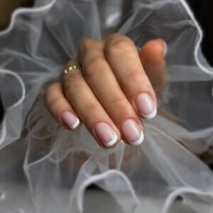 Zadbane paznokcie to nie tylko kwestia estetyki, ale także zdrowia. Stan płytki paznokciowej może być sygnałem wielu schorzeń wewnętrznych, dlatego warto zwracać uwagę na wszelkie zmiany, takie jak: przebarwienia, łamliwość czy nierówności. Choroby paznokcia mogą dotyczyć zarówno dłoni, jak i stóp, a ich objawy bywają niejednoznaczne. W tym artykule omawiamy najczęstsze problemy z paznokciami – ich przyczyny, objawy oraz skuteczne sposoby leczenia.