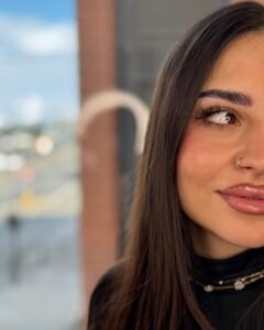 Laminacja i przedłużanie rzęs na twarzy brunetki