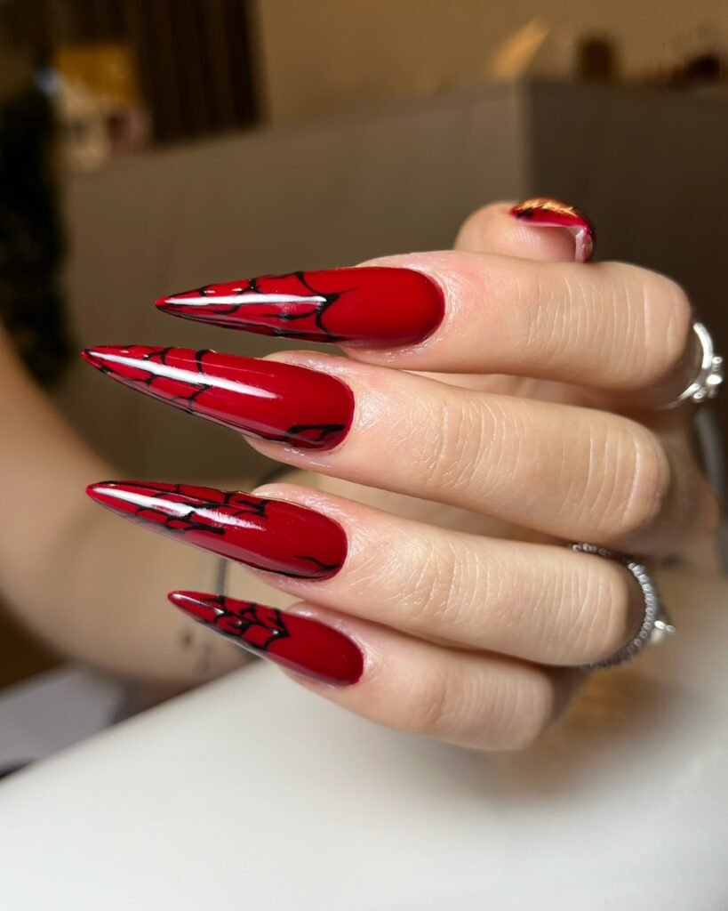 Czerwony manicure żelowy z modnym wykończeniem – inspiracja z Krakowa, idealna do galerii wzorów.