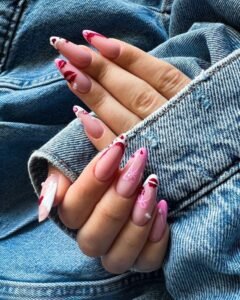 Zbliżenie na walentynkowy manicure żelowy w Krakowie – elegancki wzór inspirowany miłością, z precyzyjnym zdobieniem i modnym kształtem paznokci.