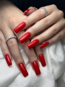 Manicure w Krakowie, inspiracje na jesienne paznokcie, czerwony kolor, idealne na Walentynki, z pięknymi wzorami i eleganckim wykończeniem.