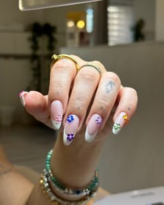 Delikatny french manicure żelowy z wiosennymi akcentami – elegancka stylizacja paznokci wykonana w Krakowie.