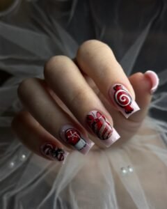 Zimowy manicure żelowy wykonany w Krakowie – paznokcie ozdobione świątecznymi wzorami i błyszczącymi akcentami, idealne na zimowe okazje.