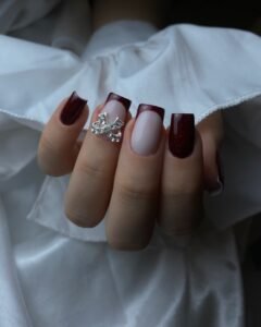 Świąteczny manicure żelowy wykonany w Krakowie – eleganckie, zimowe paznokcie z efektownymi wzorami i sezonowymi kolorami.