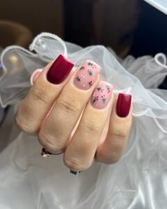 Zimowy manicure żelowy w stylu świątecznym – eleganckie paznokcie z delikatnym wzorem, wykonane w salonie w Krakowie.