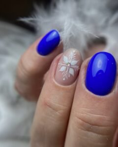 Świąteczny żelowy manicure z zimowym wzorem – elegancka stylizacja paznokci na wyjątkowe okazje, wykonana w Krakowie.