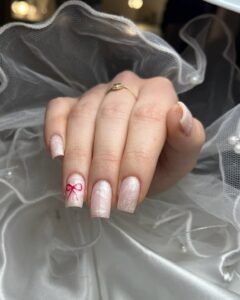Manicure żelowy wykonany w Krakowie – zimowe i świąteczne paznokcie z efektownymi wzorami, idealne na specjalne okazje.