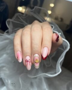 Świąteczny manicure żelowy wykonany w Krakowie – zimowa stylizacja paznokci z subtelnym wzorem, idealna na specjalne okazje.