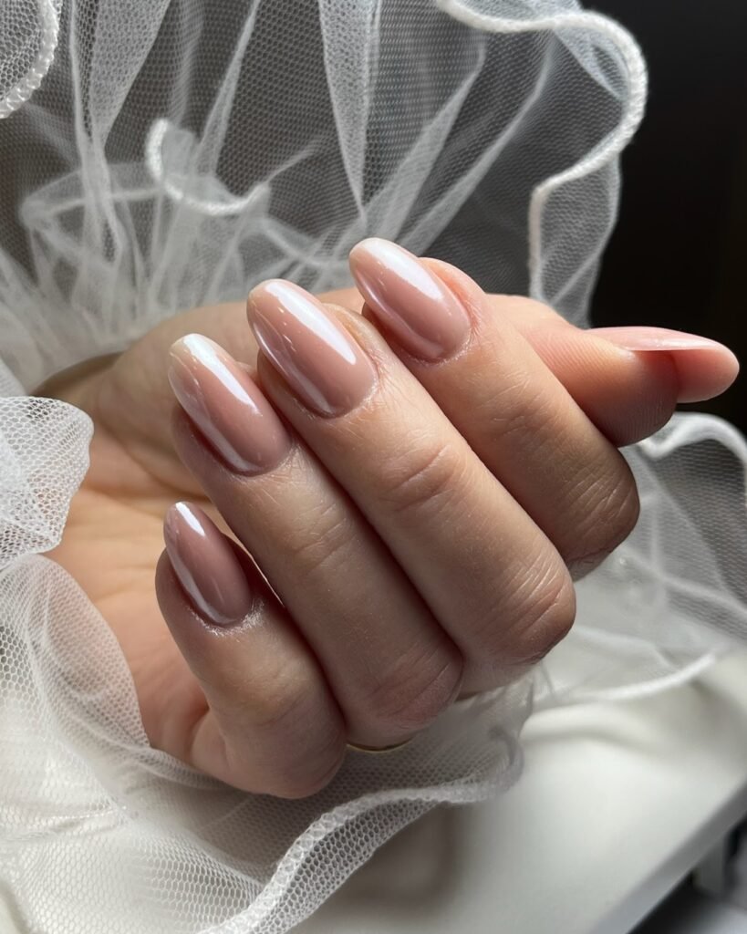Beżowy żelowy manicure z subtelnym wiosennym wzorem – elegancka i ponadczasowa stylizacja paznokci wykonana w salonie w Krakowie.