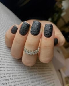 jesienny manicure, jesienne paznokcie, jesienny pedicure, paznokcie na jesień, delikatne paznokcie hybrydowe, ciemnoczerwone paznokcie, czarne paznokcie, wzory paznokci