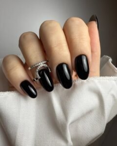 jesienny manicure, jesienne paznokcie, jesienny pedicure, paznokcie na jesień, delikatne paznokcie hybrydowe, ciemnoczerwone paznokcie, czarne paznokcie, wzory paznokci