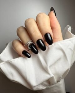 jesienny manicure, jesienne paznokcie, jesienny pedicure, paznokcie na jesień, delikatne paznokcie hybrydowe, ciemnoczerwone paznokcie, czarne paznokcie, wzory paznokci