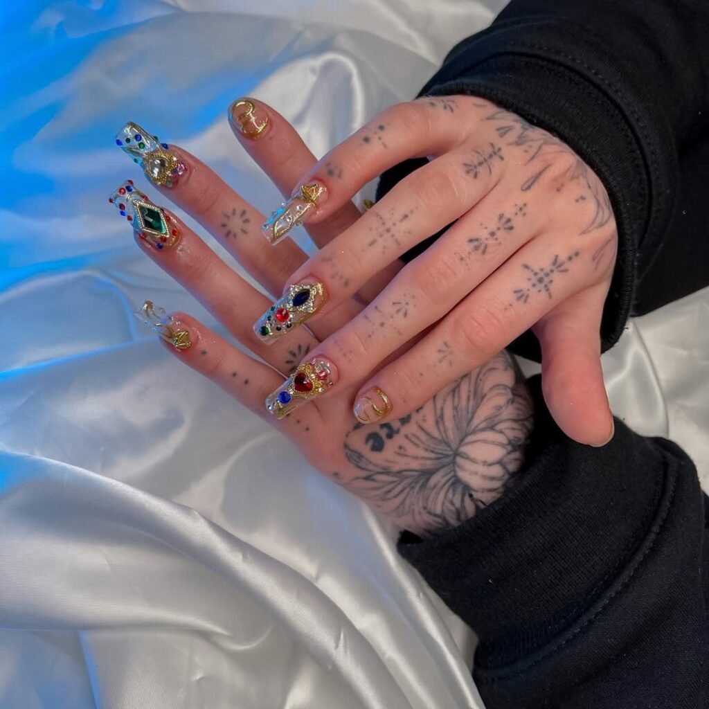 tatuaże na dłoniach, tatuaże na rękach, paznokcie 3d, paznokcie hybrydowe, manicure hybrydowy, manicure żelowy