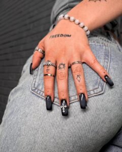 tatuaże na dłoniach, tatuaże na rękach, paznokcie 3d, paznokcie hybrydowe, manicure hybrydowy, manicure żelowy