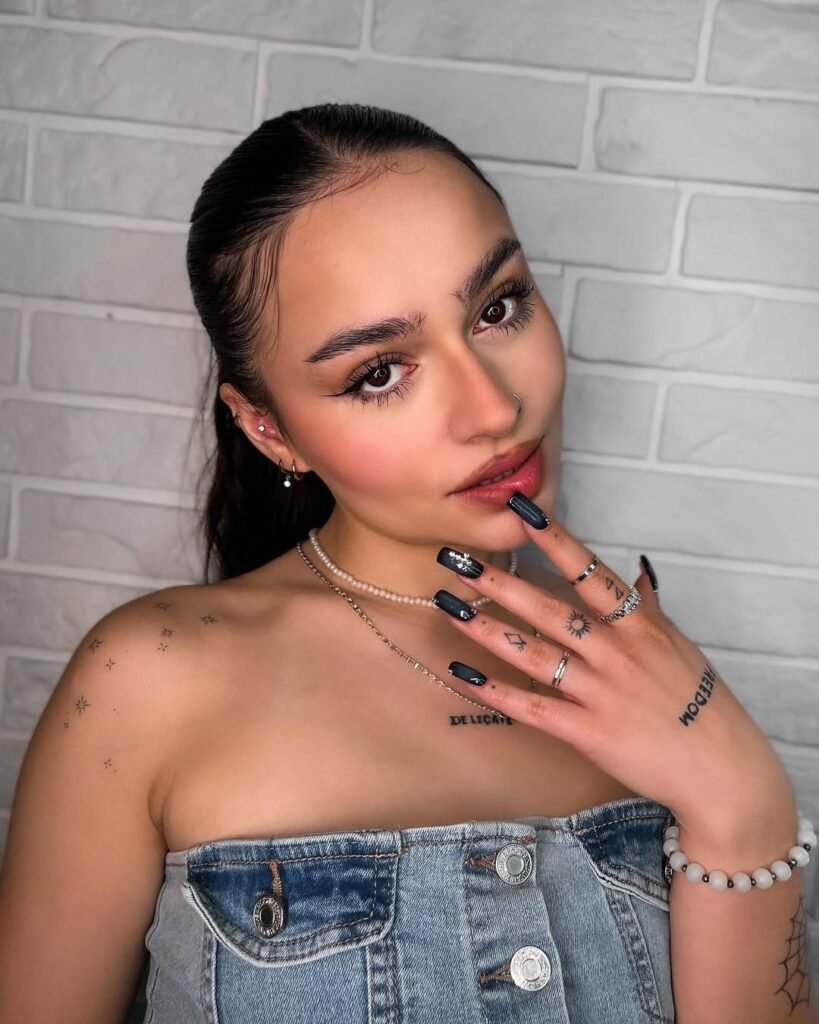 tatuaże na dłoniach, tatuaże na rękach, paznokcie 3d, paznokcie hybrydowe, manicure hybrydowy, manicure żelowy