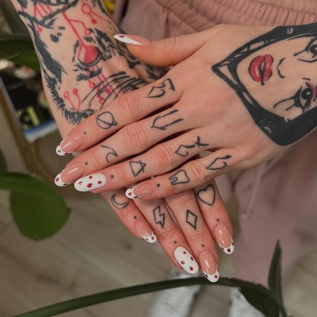 tatuaże na dłoniach, tatuaże na rękach, paznokcie 3d, paznokcie hybrydowe, manicure hybrydowy, manicure żelowy