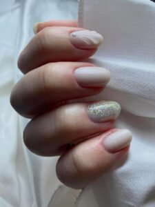 paznokcie ślubne, ślubny manicure, paznokcie dla panny młodej, paznokcie na ślub, manicure panny młodej, ile kosztuje ślubny manicure