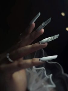 paznokcie ślubne, ślubny manicure, paznokcie dla panny młodej, paznokcie na ślub, manicure panny młodej, ile kosztuje ślubny manicure
