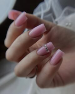 stylizacja paznokci Kraków manicure hybrydowy stylizacja brwi i rzęs praca stylistki brwi przedłużanie rzęs pedicure Kraków