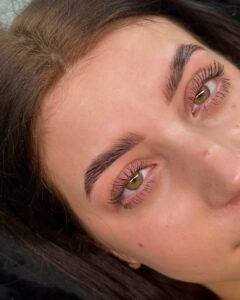 stylizacja paznokci Kraków manicure hybrydowy stylizacja brwi i rzęs praca stylistki brwi przedłużanie rzęs pedicure Kraków