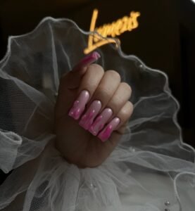 stylizacja paznokci Kraków manicure hybrydowy stylizacja brwi i rzęs praca stylistki brwi przedłużanie rzęs pedicure Kraków