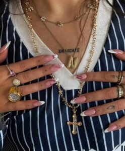 stylizacja paznokci Kraków manicure hybrydowy stylizacja brwi i rzęs praca stylistki brwi przedłużanie rzęs pedicure Kraków