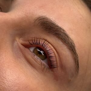 laminacja brwi (Kraków) efekt laminacji brwi co daje laminacja brwi przedłużanie rzęs (Kraków) jak dbać o przedłużane rzęsy lifting rzęs stylizacja brwi stylizacja rzęs