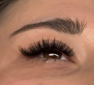laminacja brwi (Kraków) efekt laminacji brwi co daje laminacja brwi przedłużanie rzęs (Kraków) jak dbać o przedłużane rzęsy lifting rzęs stylizacja brwi stylizacja rzęs