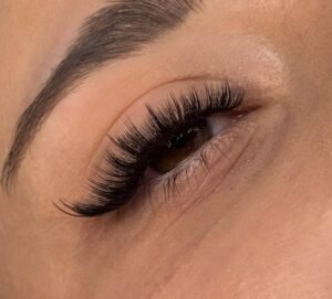laminacja brwi (Kraków) efekt laminacji brwi co daje laminacja brwi przedłużanie rzęs (Kraków) jak dbać o przedłużane rzęsy lifting rzęs stylizacja brwi stylizacja rzęs