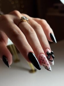 manicure żelowy, noworoczne trendy w manicure, trendy w manicure 2026, zimowy manicure Kraków, karnawałowe paznokcie, modny manicure hybrydowy 2026