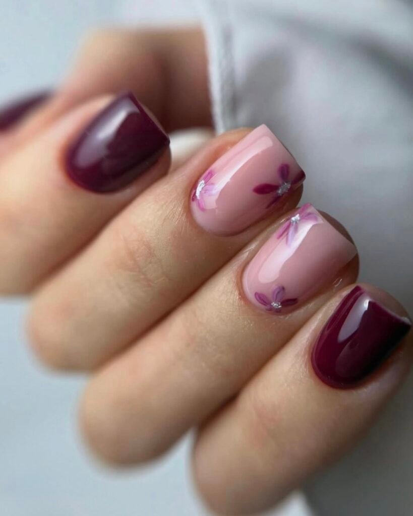 Bordowo-różowy manicure z delikatnymi zdobieniami na krótkich kwadratowych paznokciach