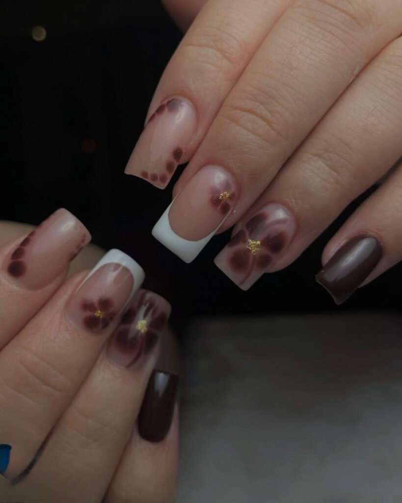 Różowo-brązowy manicure z french tipem i kwiatowymi zdobieniami